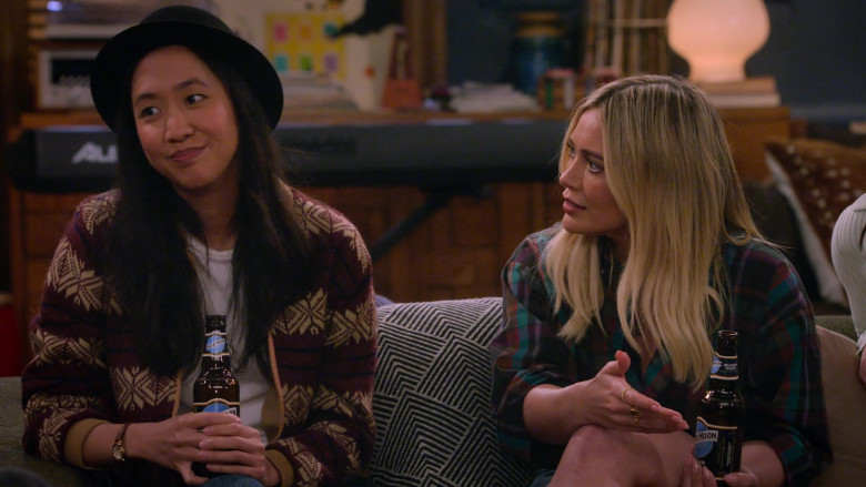 Blue Moon Beer of Hilary Duff as Sophie in How I Met Your Father S01E03 The Fixer (2022)