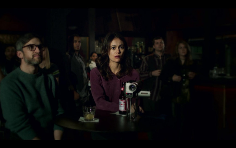 Budweiser Beer Enjoyed by Dina Shihabi as Melody Pendras in Archive 81 S01E02 Wellspring (2022)