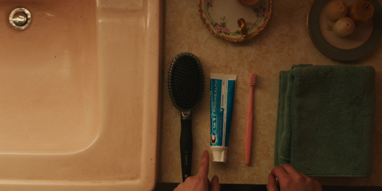 Crest Pro Health Toothpaste in Servant S03E01 Donkey (2022)
