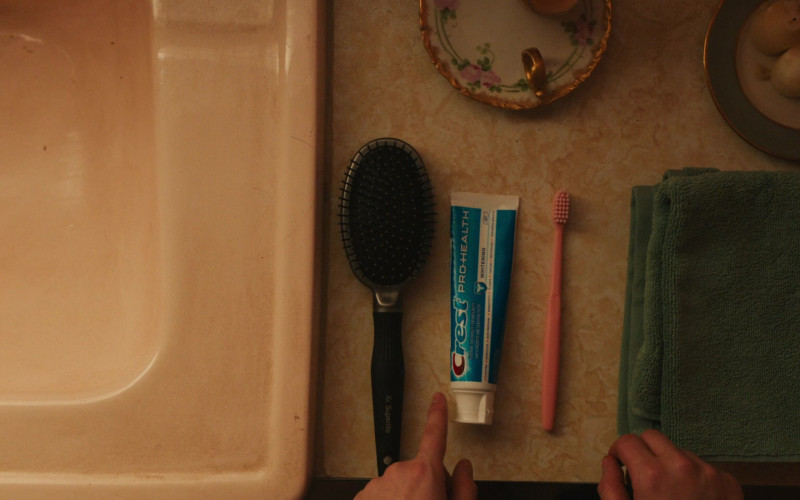 Crest Pro Health Toothpaste in Servant S03E01 Donkey (2022)