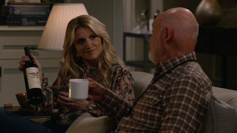 Decoy Wine Enjoyed by Annaleigh Ashford as Gina in B Positive S02E13 A Boss, a Bear Claw and a Defibrillator (3)