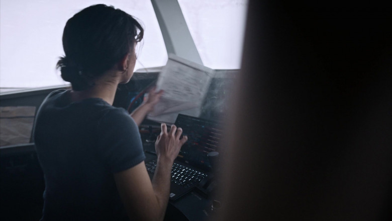 Dell Laptop in Snowpiercer S03E01 The Tortoise and the Hare 2022 (4)