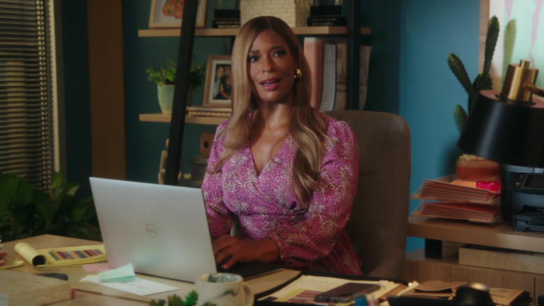 Dell Laptop of Kimrie Lewis as Mika in Kenan S02E03 Those Chops Pop (2021)
