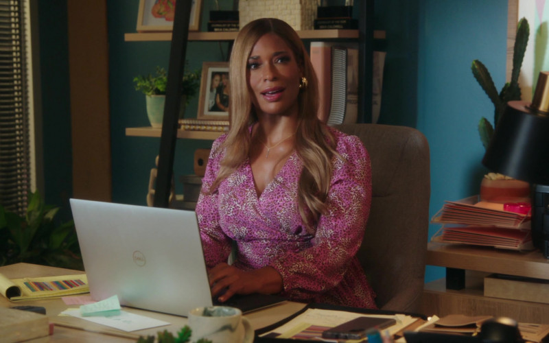 Dell Laptop of Kimrie Lewis as Mika in Kenan S02E03 Those Chops Pop (2021)