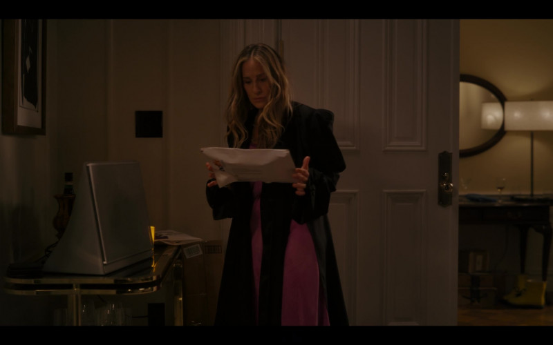 FedEx Package Held by Sarah Jessica Parker as Carrie Bradshaw in And Just Like That… S01E08 Bewitched, Bothered and Bewildered (2022)