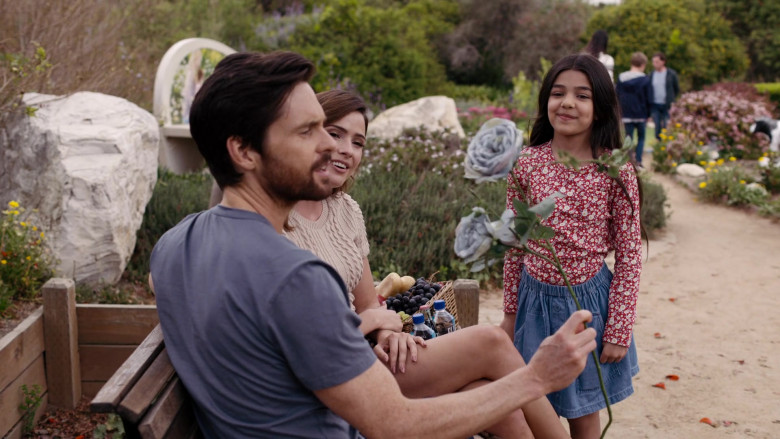 Fiji Water Bottles in The Woman in the House Across the Street from the Girl in the Window S01E05 (2)