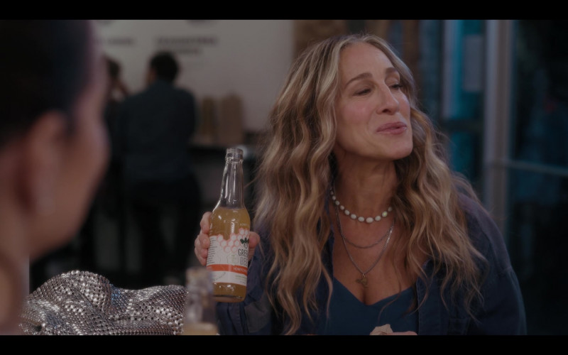 Green Bee Honeycomb Cider Enjoyed by Actress Sarah Jessica Parker as Carrie Bradshaw in And Just Like That… S01E08 Bewitched, Bothered and Bewildered (2022)
