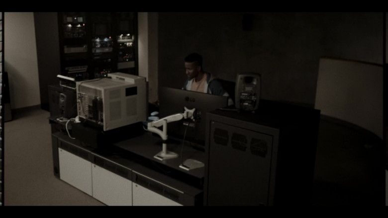 LG Monitor of Mamoudou Athie as Dan Turner in Archive 81 S01E01 Mystery Signals (2022)