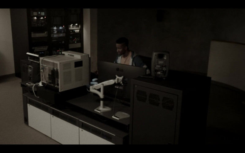 LG Monitor of Mamoudou Athie as Dan Turner in Archive 81 S01E01 Mystery Signals (2022)