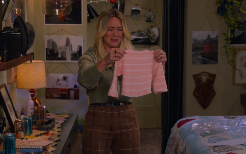 LaCroix Sparkling Water Cans of Hilary Duff as Sophie in How I Met Your Father S01E02 FOMO (2022)