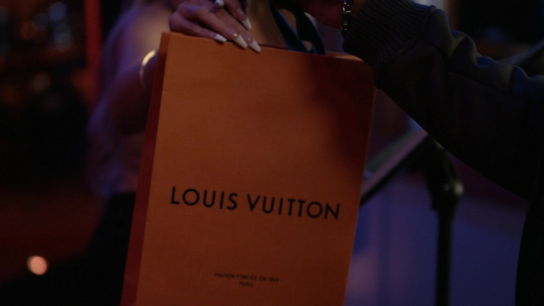 Louis Vuitton Shopping Bag in Queens S01E10 Nasty Girl Records (1)
