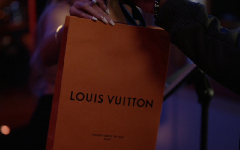 Louis Vuitton Shopping Bag in Queens S01E10 Nasty Girl Records (1)