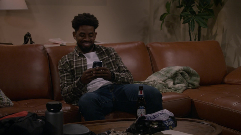 Michelob Ultra Beer and Wise Snacks Enjoyed by Daniel Augustin as Ian in How I Met Your Father S01E01 Pilot (2022)