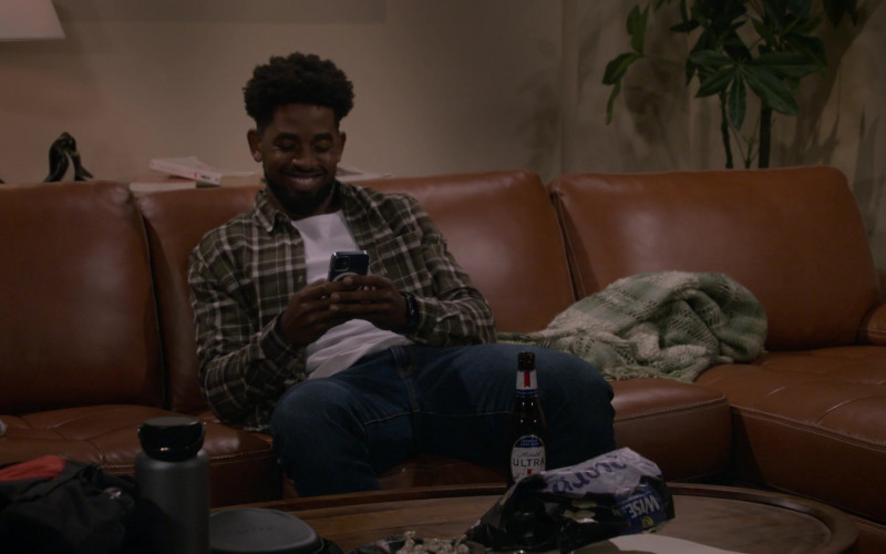 Michelob Ultra Beer and Wise Snacks Enjoyed by Daniel Augustin as Ian in How I Met Your Father S01E01 Pilot (2022)