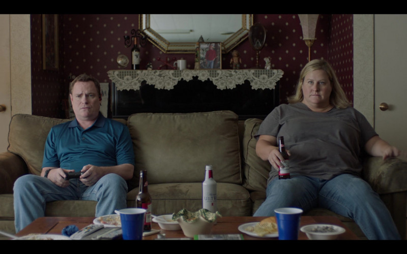 Michelob Ultra and Budweiser Beer Enjoyed by Bridget Everett as Sam in Somebody Somewhere S01E01 BFD (2022)