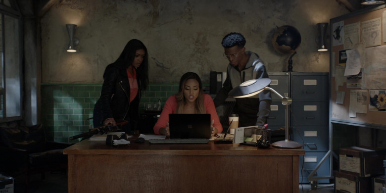 Microsoft Surface Laptop in Batwoman S03E09 Meet Your Maker (2022)