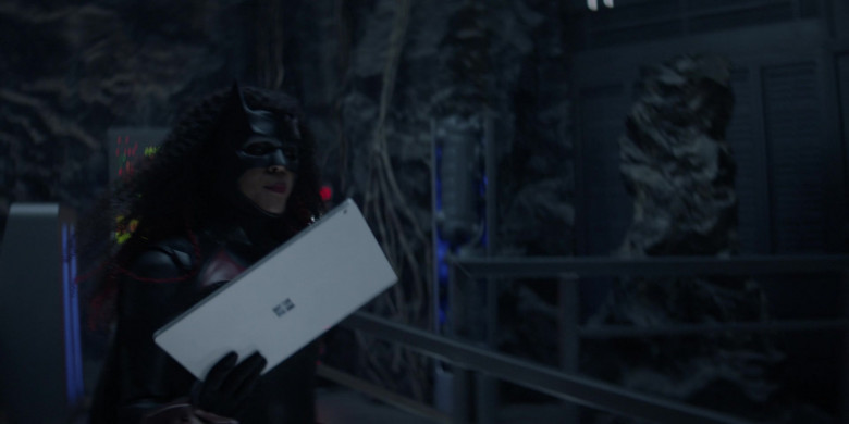 Microsoft Surface Tablet Computers in Batwoman S03E08 Trust Destiny (1)