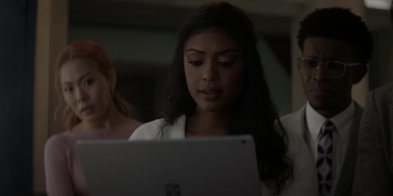 Microsoft Surface Tablet in Batwoman S03E10 Toxic (2)