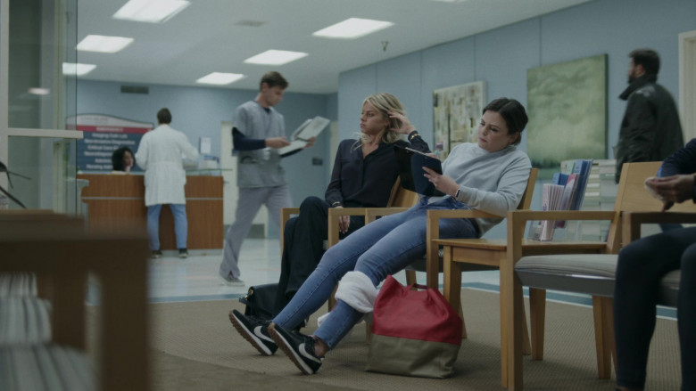 Nike Women’s Sneakers of Ginnifer Goodwin as Jodie in Pivoting S01E01 If She Could See Us Now (2022)