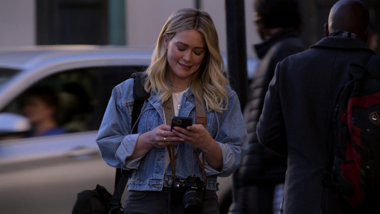 Nikon Camera of Hilary Duff as Sophie in How I Met Your Father S01E01 Pilot (2022)