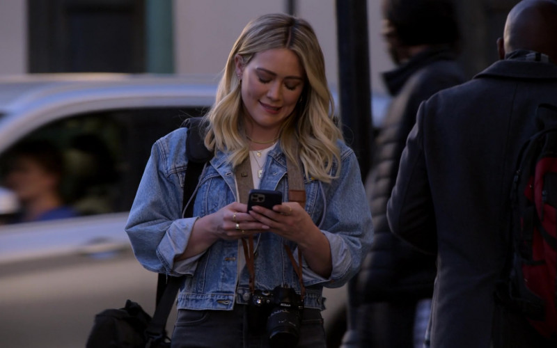 Nikon Camera of Hilary Duff as Sophie in How I Met Your Father S01E01 Pilot (2022)