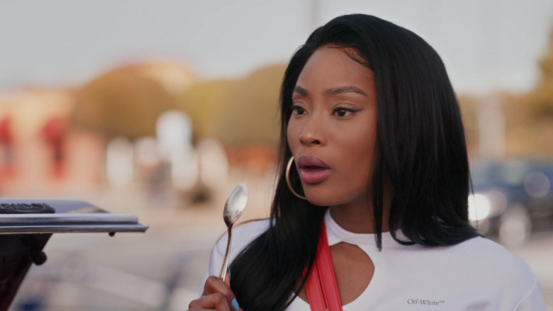 Off-White Women’s White Crop Top of Pepi Sonuga as Lauren ‘Lil Muffin’ Rice in Queens S01E09 Bars (2022)