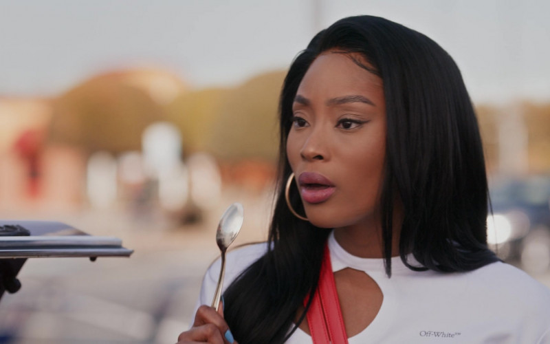 Off-White Women’s White Crop Top of Pepi Sonuga as Lauren ‘Lil Muffin’ Rice in Queens S01E09 Bars (2022)