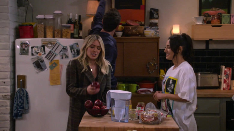 Peet's Coffee in How I Met Your Father S01E01 Pilot (1)