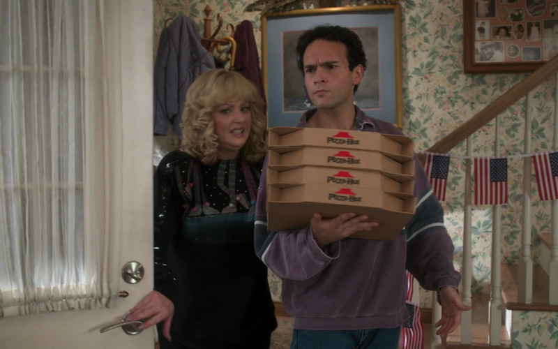 Pizza Hut Pizzas in The Goldbergs S09E12 The Kissing Bandits 2022 (1)