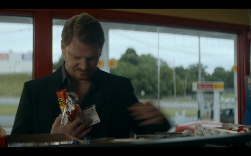 Reese's and Kinder Bueno Chocolate Bars in Ray Donovan: The Movie (2022)