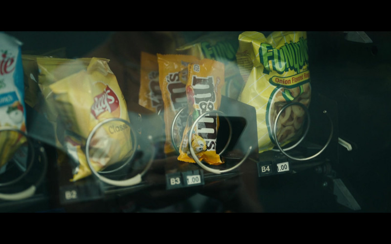 Sensible Portions Garden Veggie Straws, Lay’s Classic Potato Chips, M&M’s Candies and Funyuns Onion Flavored Rings in Yellowjackets S01E09 Doomcoming (2022)