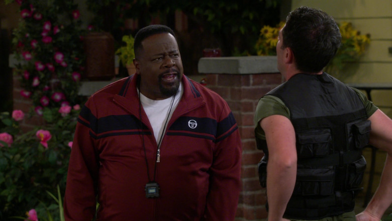 Sergio Tacchini Tracksuit of Cedric the Entertainer as Calvin Butler in The Neighborhood S04E11 Welcome to the Knockout (1)