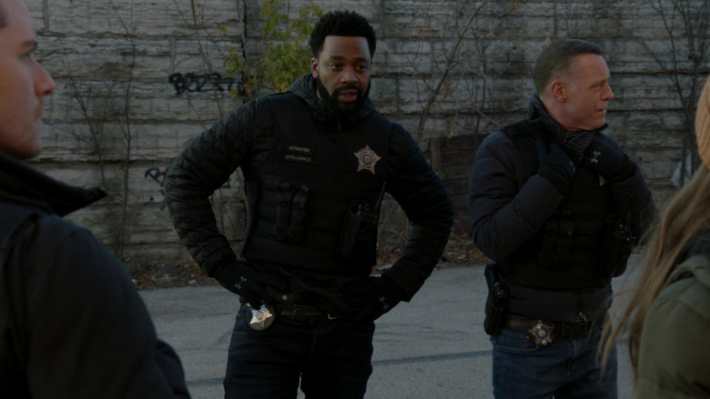Under Armour Gloves of LaRoyce Hawkins as Kevin Atwater in Chicago P.D. S09E11 Lies (1)