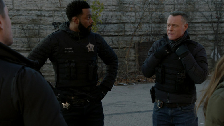 Under Armour Gloves of LaRoyce Hawkins as Officer Kevin Atwater in Chicago P.D. S09E11 Lies (2022)