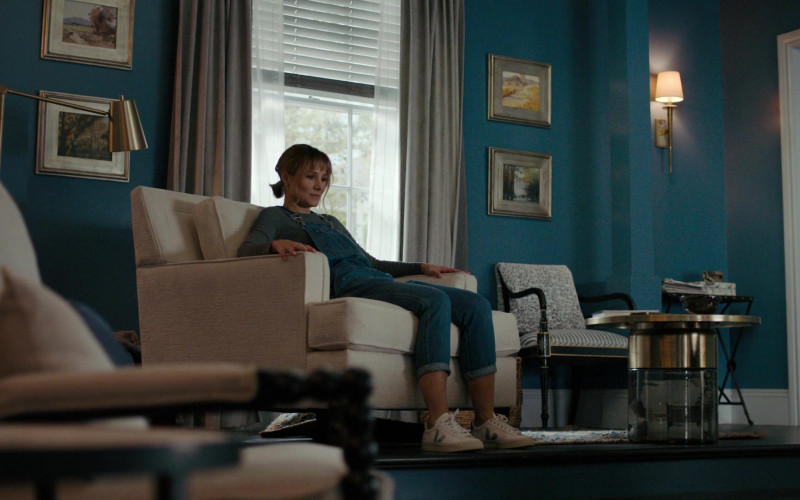 Veja Women's Sneakers of Kristen Bell as Anna Whitaker in The Woman in the House Across the Street from the Girl in the Window S01E06 (2022)