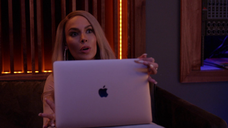 Apple MacBook Air Laptop of Nadine Velazquez as Valeria Mendez – Butter Pecan in Queens S01E12 Let the Past Be the Past (2022)