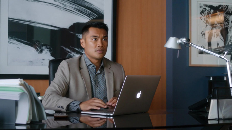 Apple MacBook Laptop Computers Used by Cast Members in Workin' Moms S06E06 Oh. Ohh. Ohhh. (1)