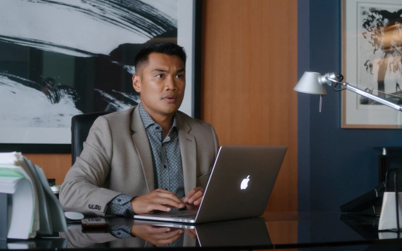 Apple MacBook Laptop Computers Used by Cast Members in Workin’ Moms S06E06 Oh. Ohh. Ohhh. (1)