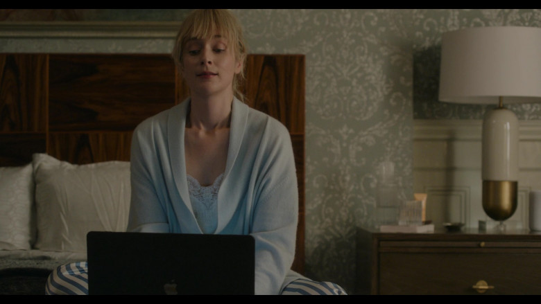 Apple MacBook Laptop Used by Actress in Inventing Anna S01E09 Dangerously Close (2022)