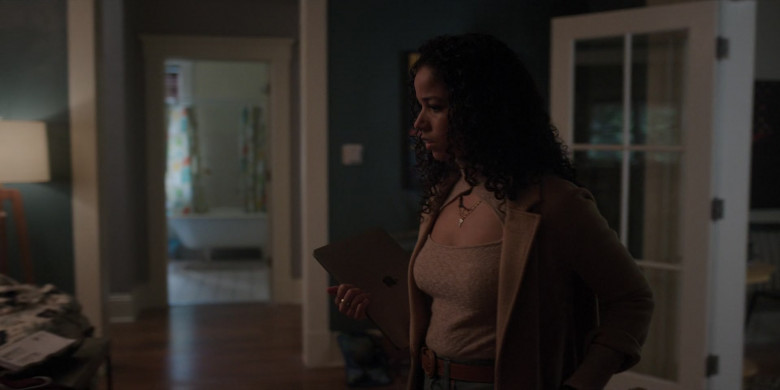 Apple MacBook Laptop of Alisha Wainwright as Nicole Warren in Raising Dion S02E02 ISSUE #202 Sankofa (1)