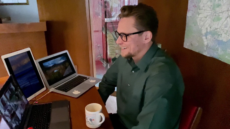 Apple MacBook Laptop of Billy Magnussen as Robert in Family Squares (2022)
