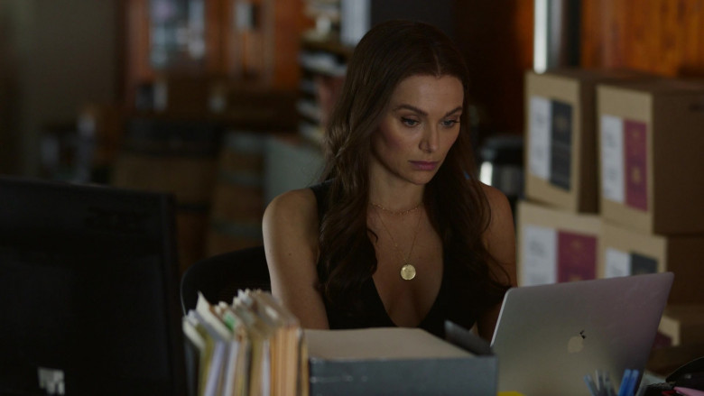 Apple MacBook Laptop of Christina Ochoa as Veronica Sandoval in Promised Land S01E04 El Regalo (The Gift) (2022)