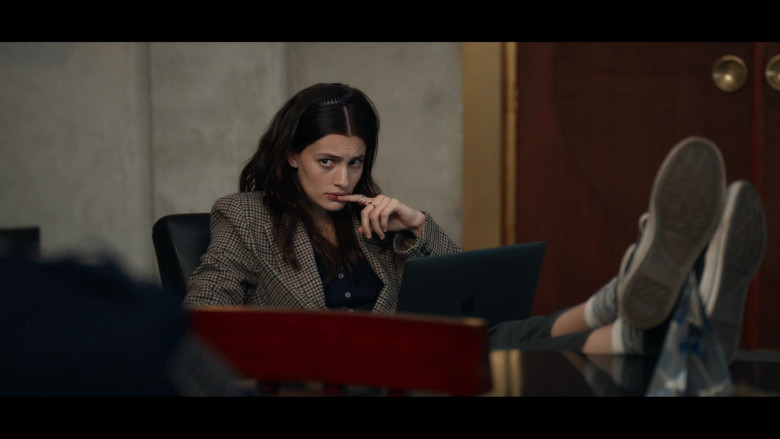 Apple MacBook Laptop of Diana Silvers as Erin Naird in Space Force S02E07 The Hack (1)