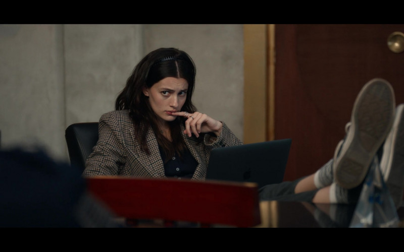 Apple MacBook Laptop of Diana Silvers as Erin Naird in Space Force S02E07 The Hack (1)