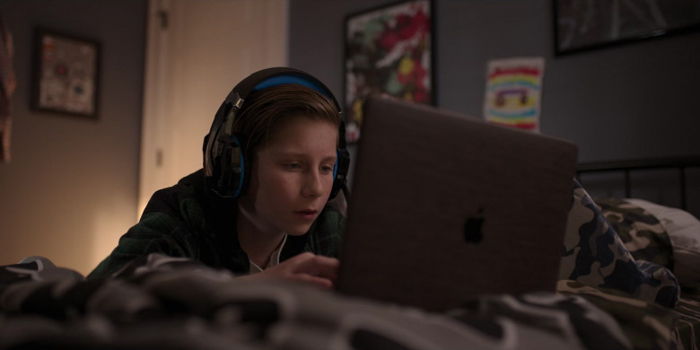 Apple MacBook Laptop of Gavin Munn as Jonathan King in Raising Dion S02E01 ISSUE #201 A Hero Returns (2022)