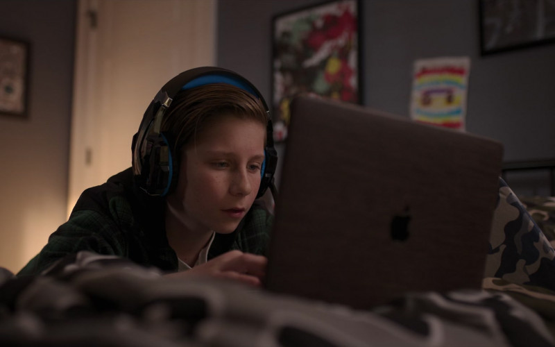 Apple MacBook Laptop of Gavin Munn as Jonathan King in Raising Dion S02E01 ISSUE #201 A Hero Returns (2022)