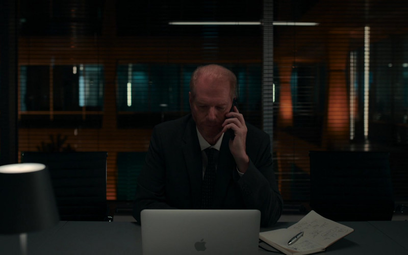 Apple MacBook Laptop of Noah Emmerich as Scott Anderson in Suspicion S01E02 Rooms for Doubt (1)