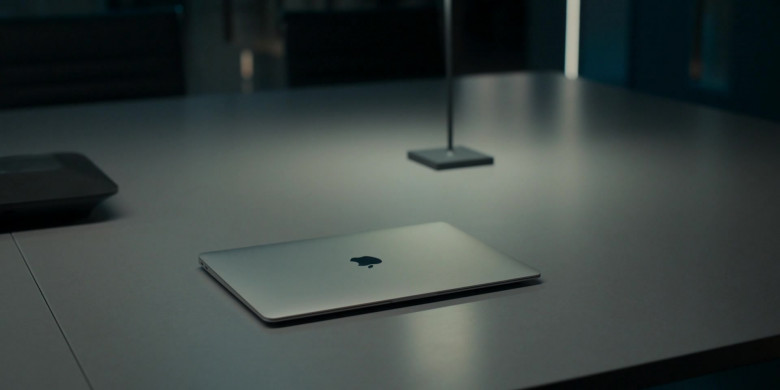 Apple MacBook Laptop of Noah Emmerich as Scott Anderson in Suspicion S01E02 Rooms for Doubt (2)
