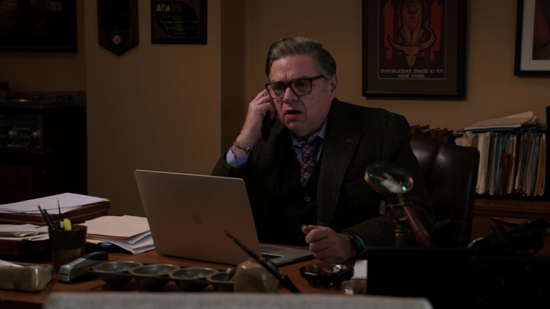 Apple MacBook Laptop of Oliver Platt as Daniel Charles in Chicago Med S07E13 Reality Leaves a Lot to the Imagination (1)