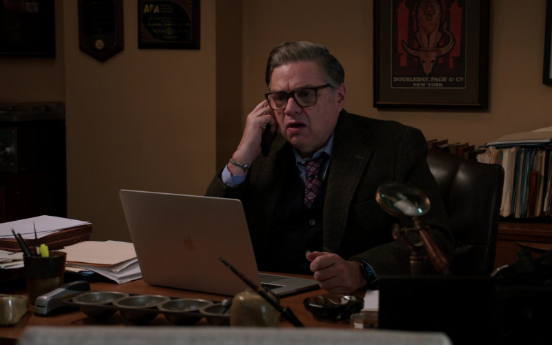 Apple MacBook Laptop of Oliver Platt as Daniel Charles in Chicago Med S07E13 Reality Leaves a Lot to the Imagination (1)